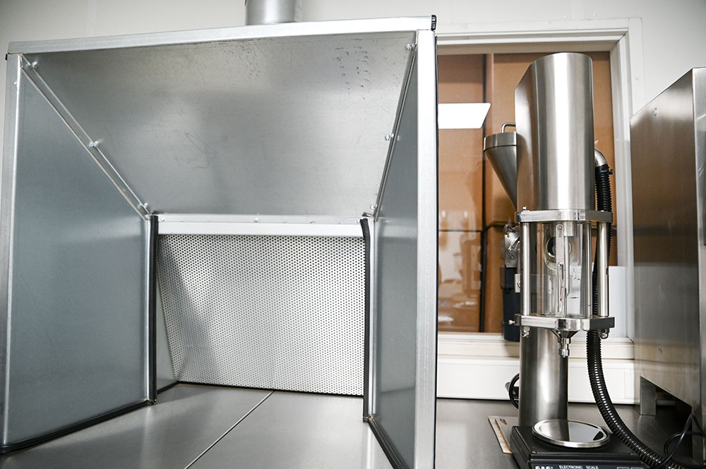 Professionele afzuiginstallatie in de kruidenverwerkingsruimte van Dutch-Smart in Helmond