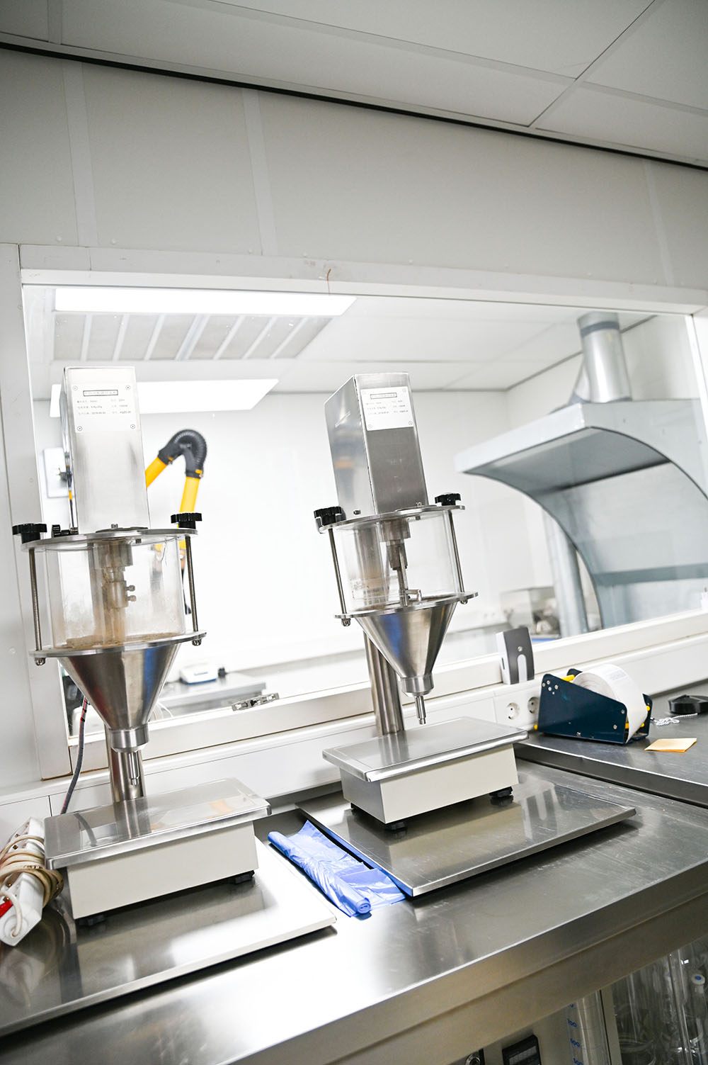Weegruimte met gekalibreerde apparatuur voor professionele kruidenverwerking bij Dutch-Smart