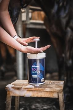 Cavalor Equi Wash. --- The ideal shampoo to give your horse a wonderful shower. The pH neutral formula is kind to the skin but merciless to dirt.